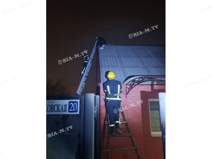 В Мелитополе спасатели снимали с крыши троекратного суицидника
